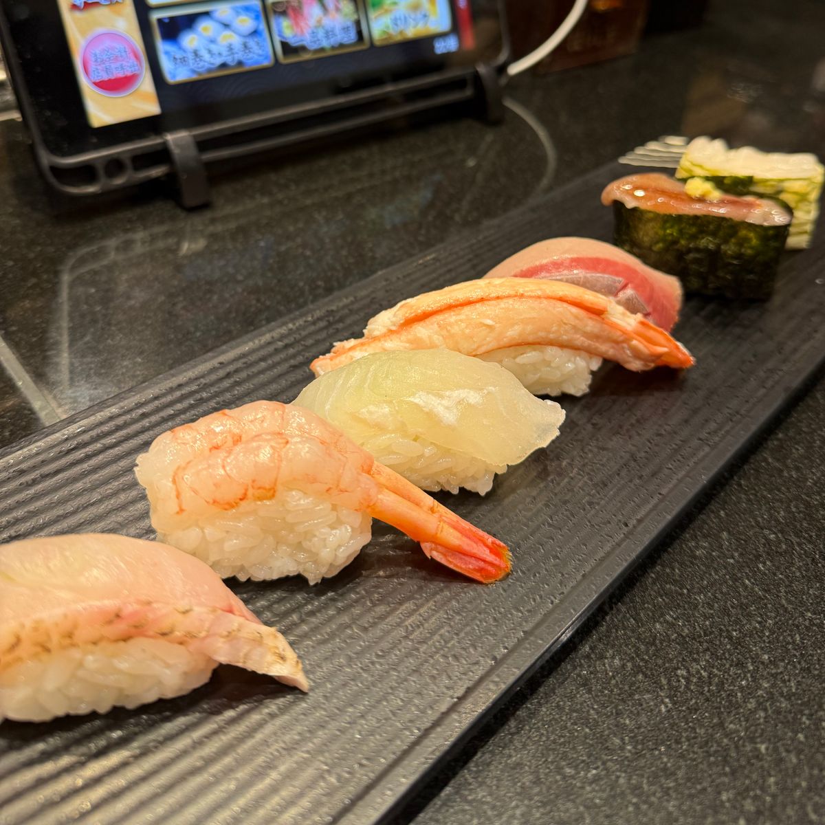 まずはすし玉！シャリで小さめで嬉しい。
かがやきセブンというセットはのどぐ...