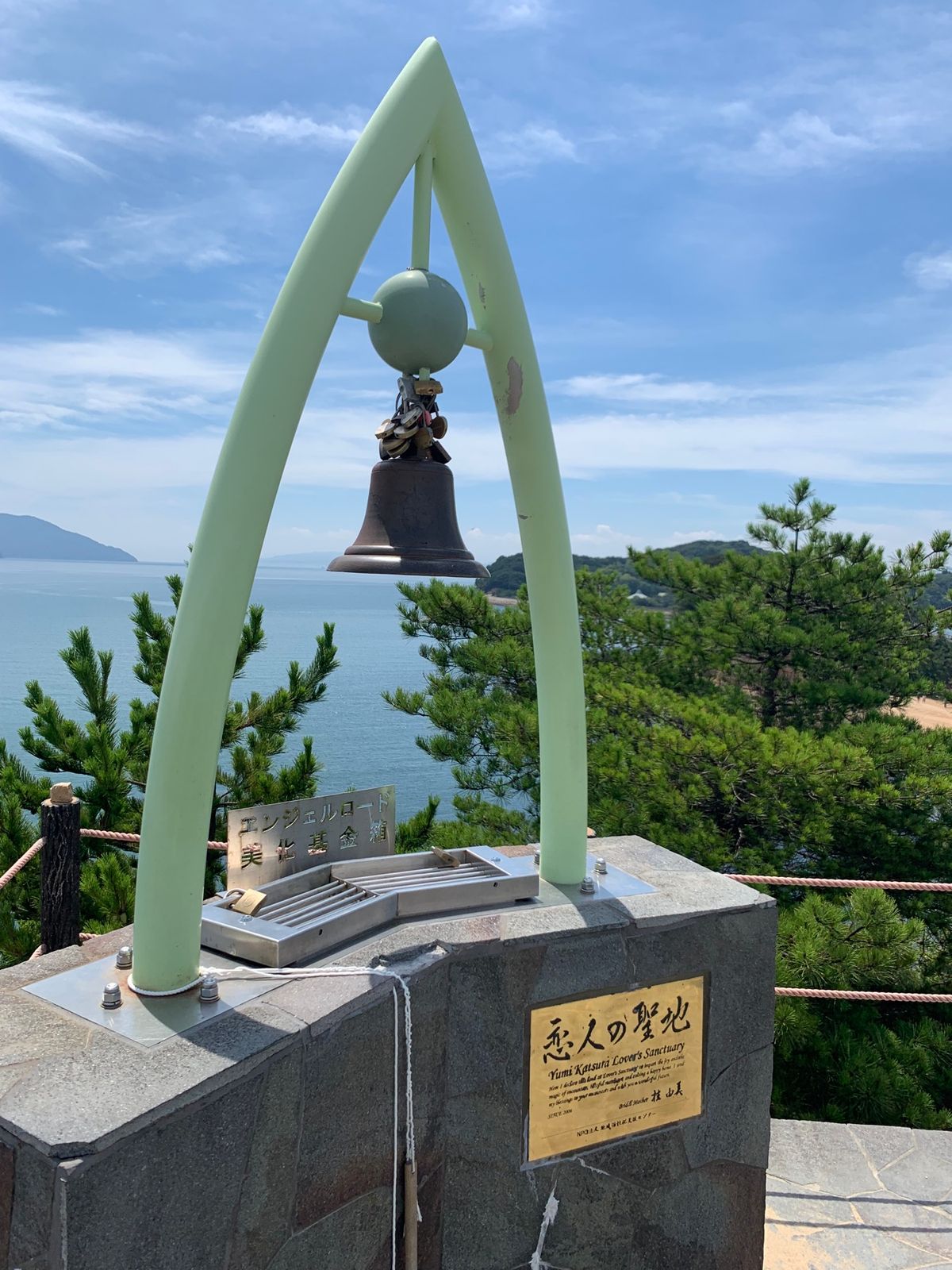 小豆島のエンジェルロード。アートもちらほら見かけた。