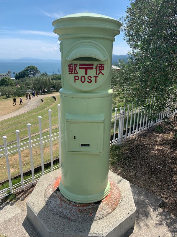 日本・香川県「2019年四国旅行」の写真：オリーブ色のポスト。ギリシャ風車。日本の...