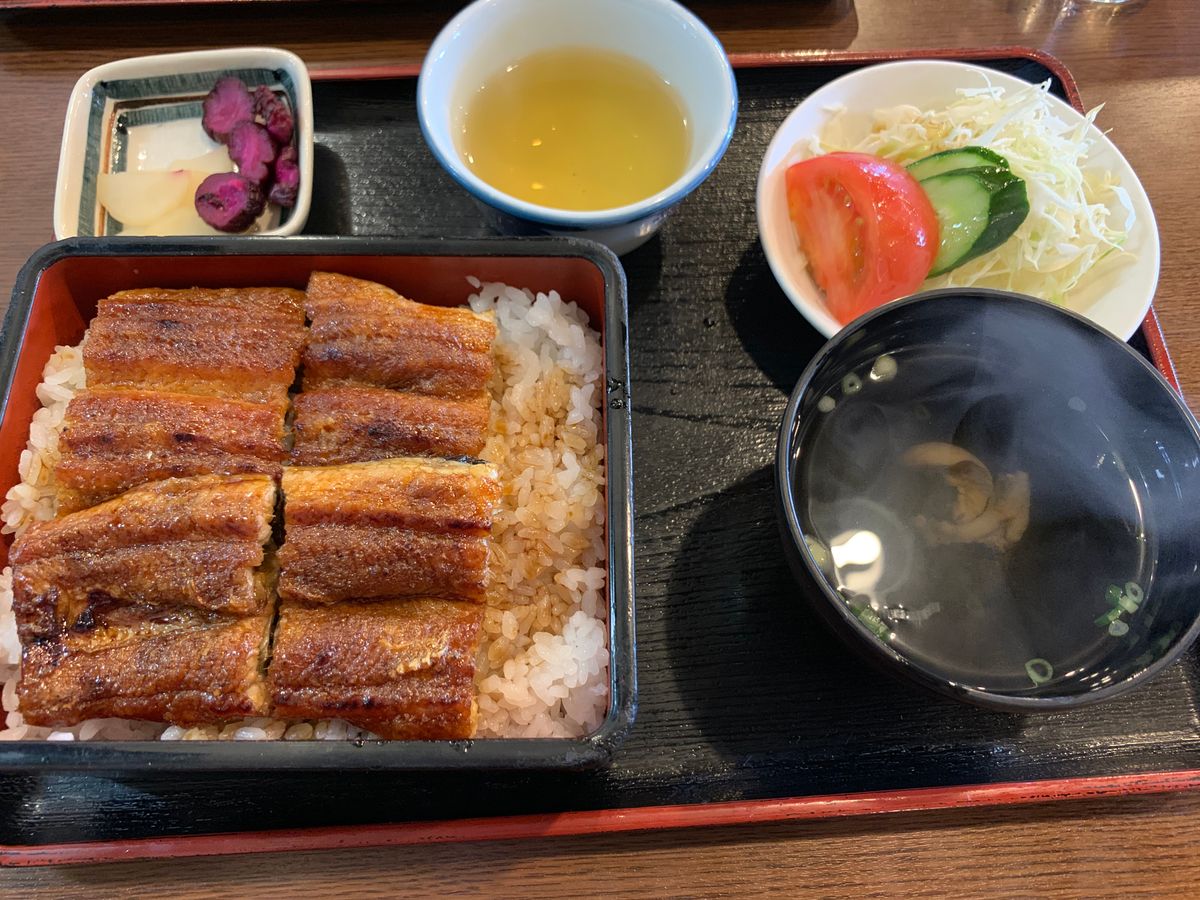 かいだ屋の鰻重。2時間くらい並んだ気がするけど、美味しかった。そして桂浜へ...