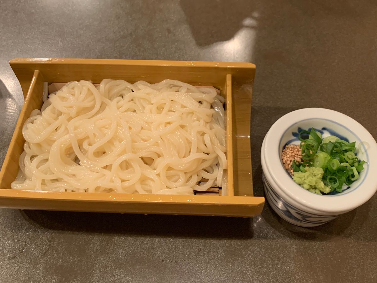 骨付鶏とうどん。ホテルには香川の伝統工芸が。