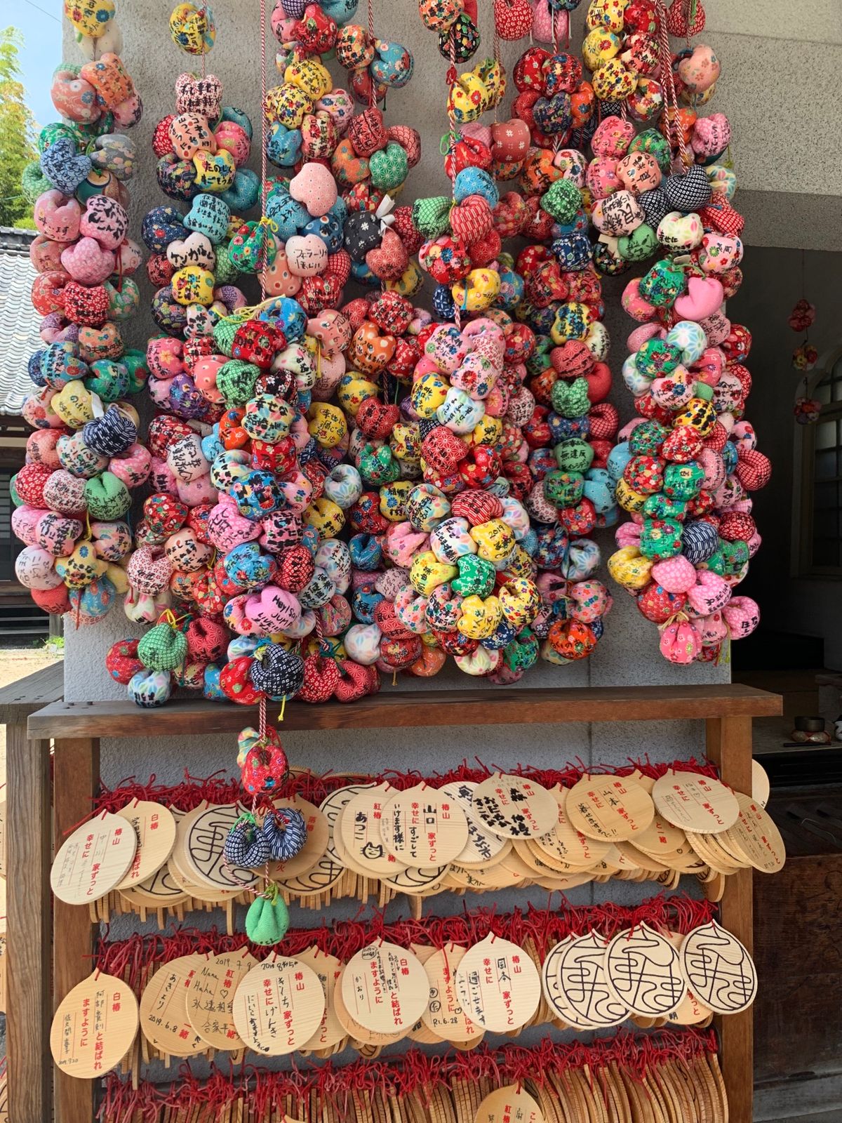 長い階段登って可愛い絵馬がたくさん