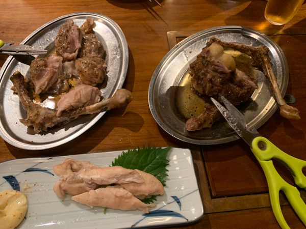 日本・香川県「2019年四国旅行」の写真：骨付鶏とうどん。ホテルには香川の伝統工芸が。