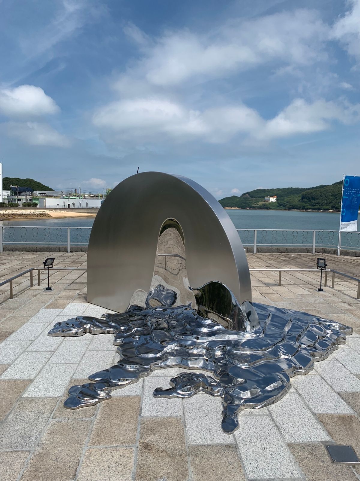 小豆島のエンジェルロード。アートもちらほら見かけた。