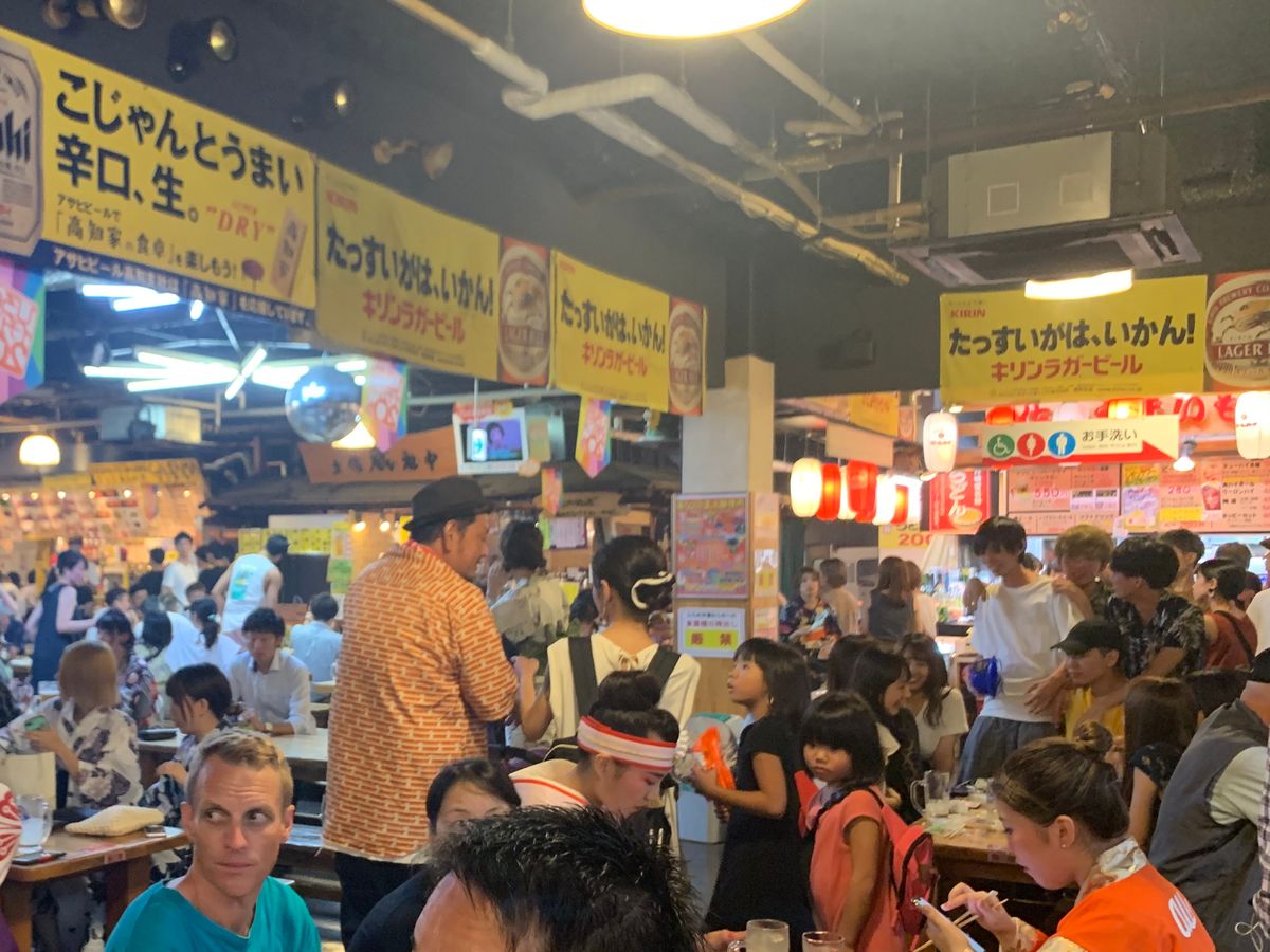 ひろめ市場！高知といえばカツオ。よさこい祭りの後で賑わってた。