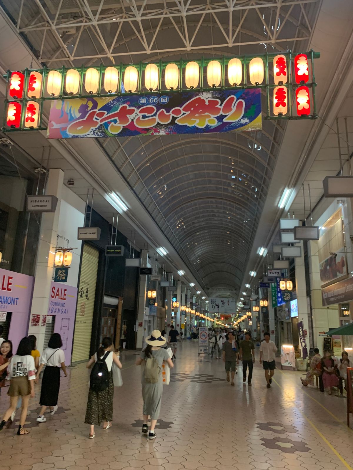 ひろめ市場！高知といえばカツオ。よさこい祭りの後で賑わってた。