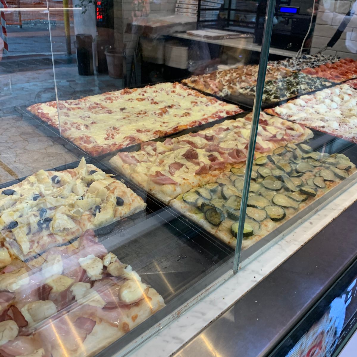 初日はミラノ。ドゥオーモが目に入った瞬間、息をのんだ。圧巻。最後の晩餐も想...