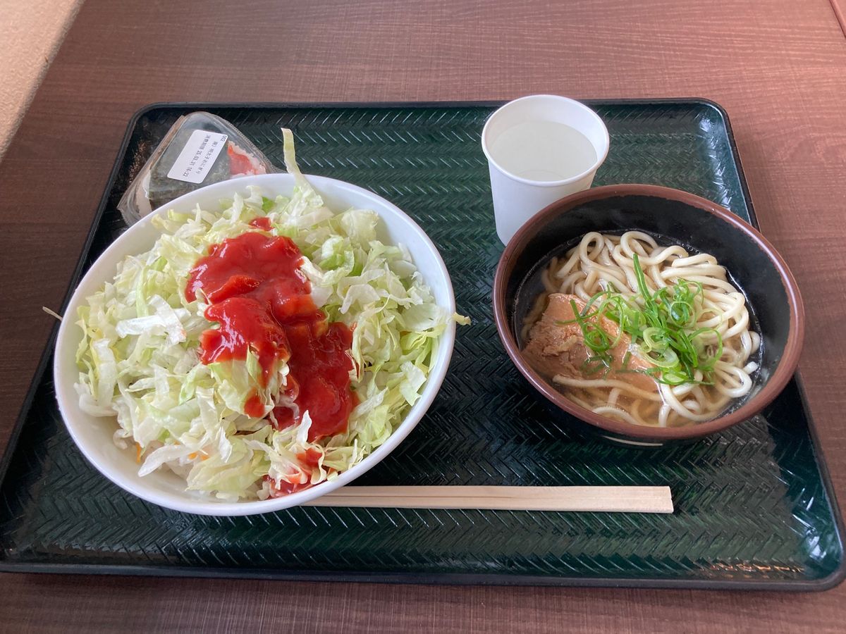 那覇空港の「なはまるうどん」と、そこで食べた沖縄そば、タコライス。空港で買...