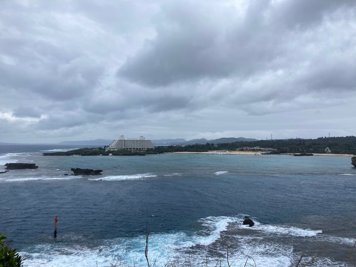 万座毛です。
この日は荒天でしたが、その迫力は充分理解できました。
海が青...