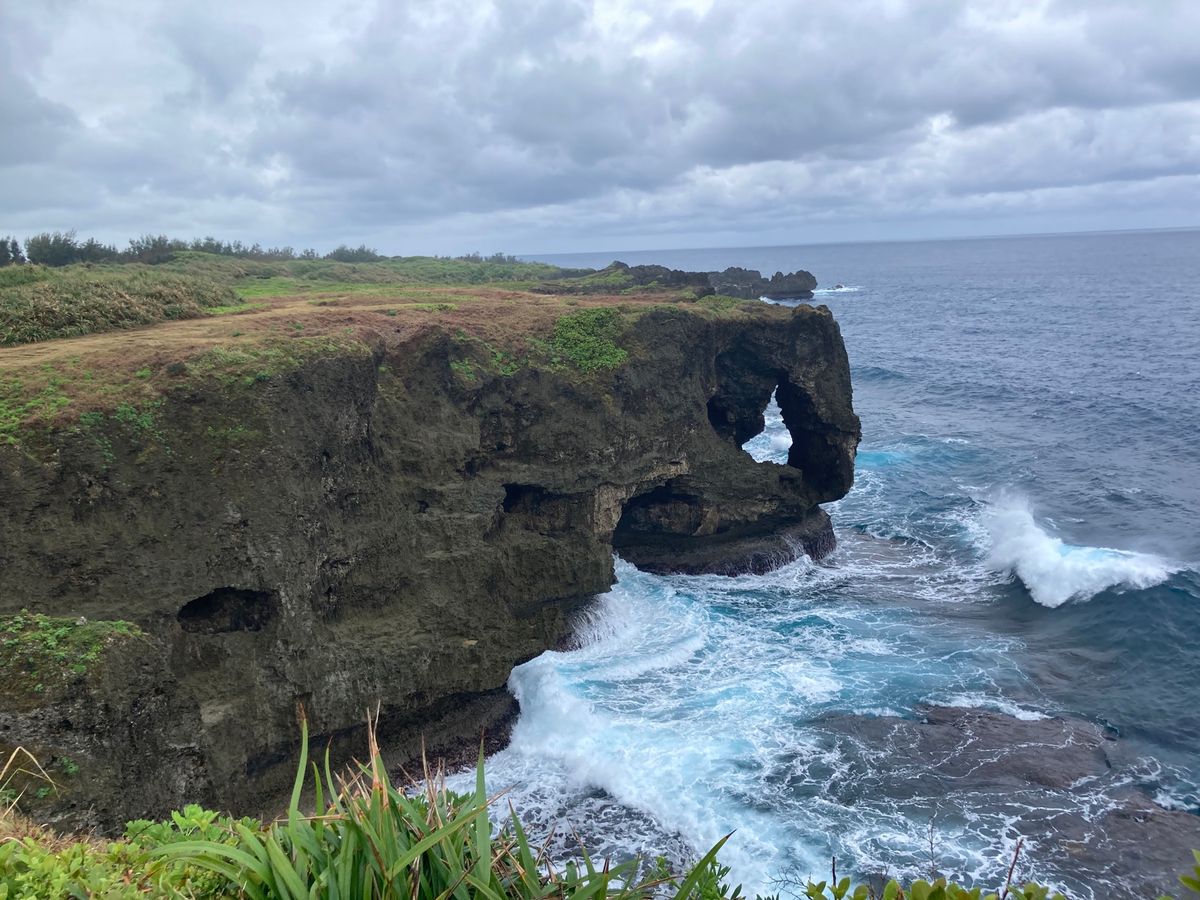 万座毛です。
この日は荒天でしたが、その迫力は充分理解できました。
海が青...