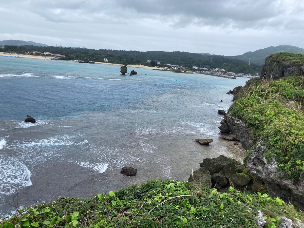 万座毛です。
この日は荒天でしたが、その迫力は充分理解できました。
海が青...