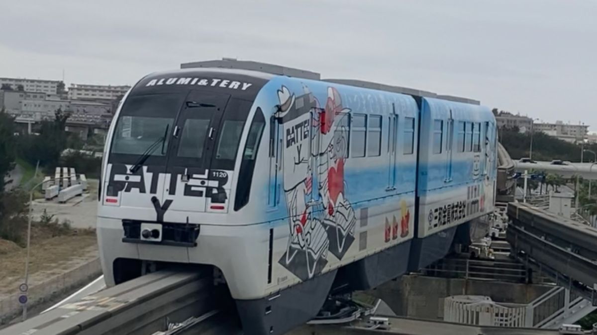 空港からモノレールを利用。レンタカー屋さんまで行きます。