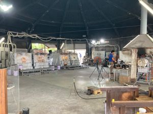琉球ガラス村へ行きました。綺麗なガラス製品がたくさんあったのですが、飛行機...