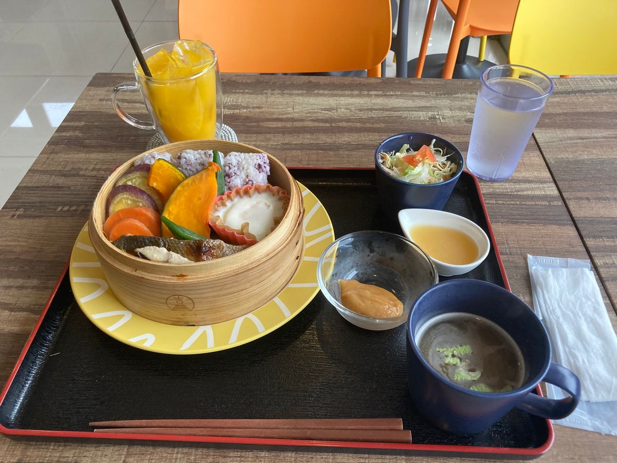 夕食、朝食付きプランを利用しました。
地元野菜のせいろ蒸しは、素材の味を楽...