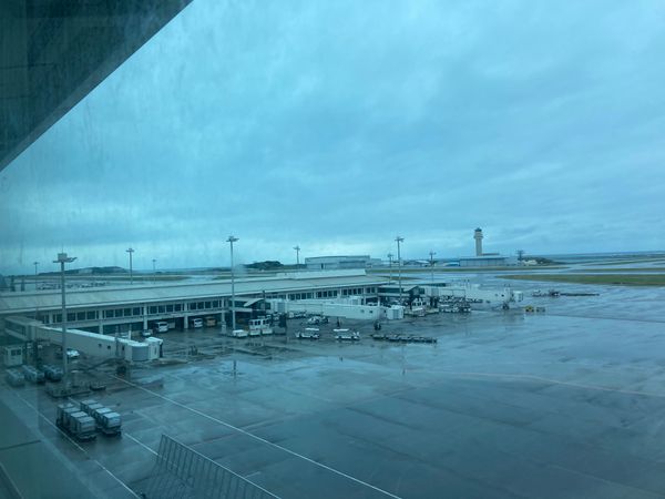 日本「沖縄旅行2回目」の写真：那覇空港の朝は航空機空っぽ
