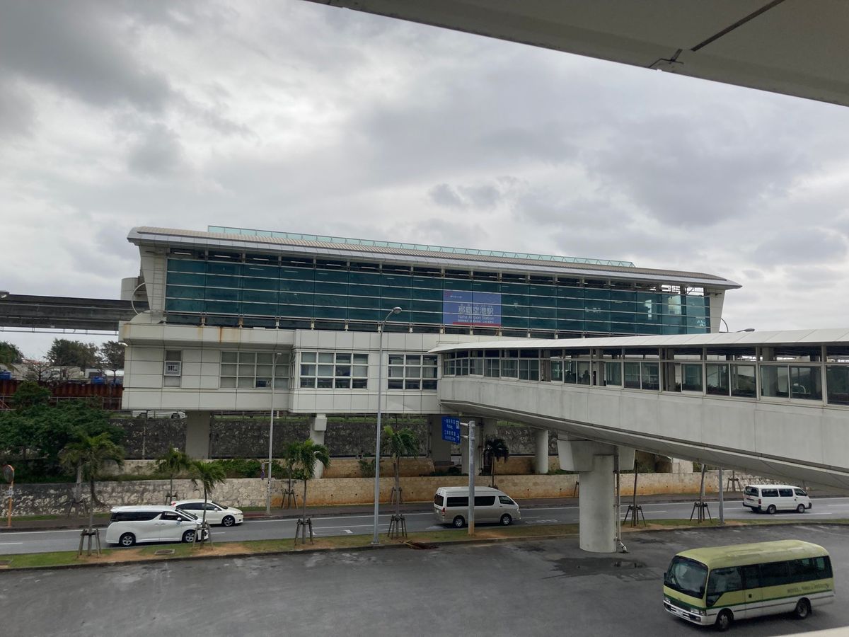 空港からモノレールを利用。レンタカー屋さんまで行きます。