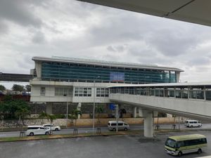 空港からモノレールを利用。レンタカー屋さんまで行きます。