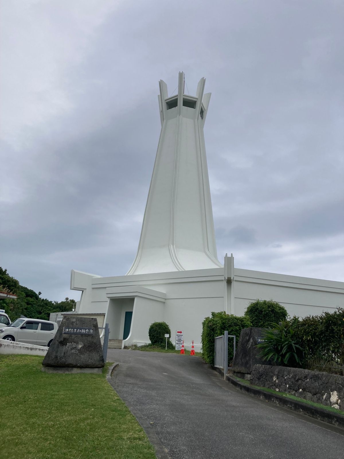 ひめゆり平和祈念資料館と平和祈念公園です。
ひめゆりは意外にも多くの若い人...