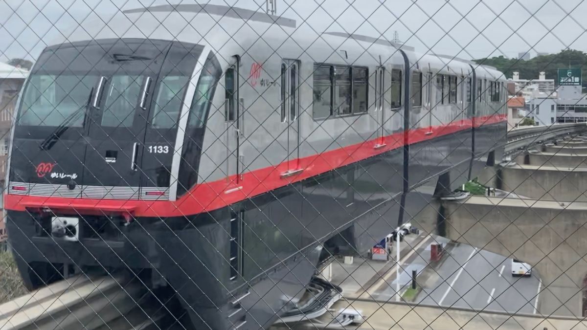 空港からモノレールを利用。レンタカー屋さんまで行きます。