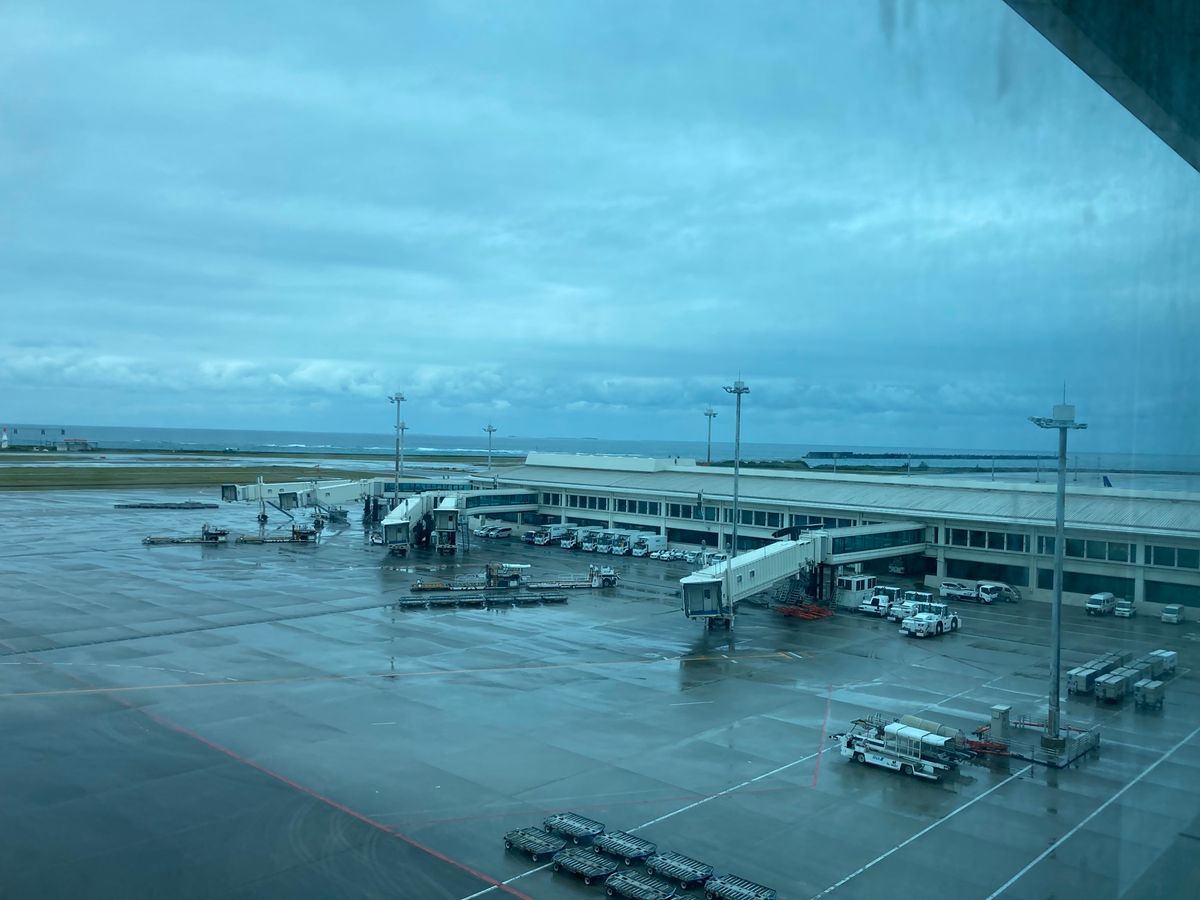那覇空港の朝は航空機空っぽ