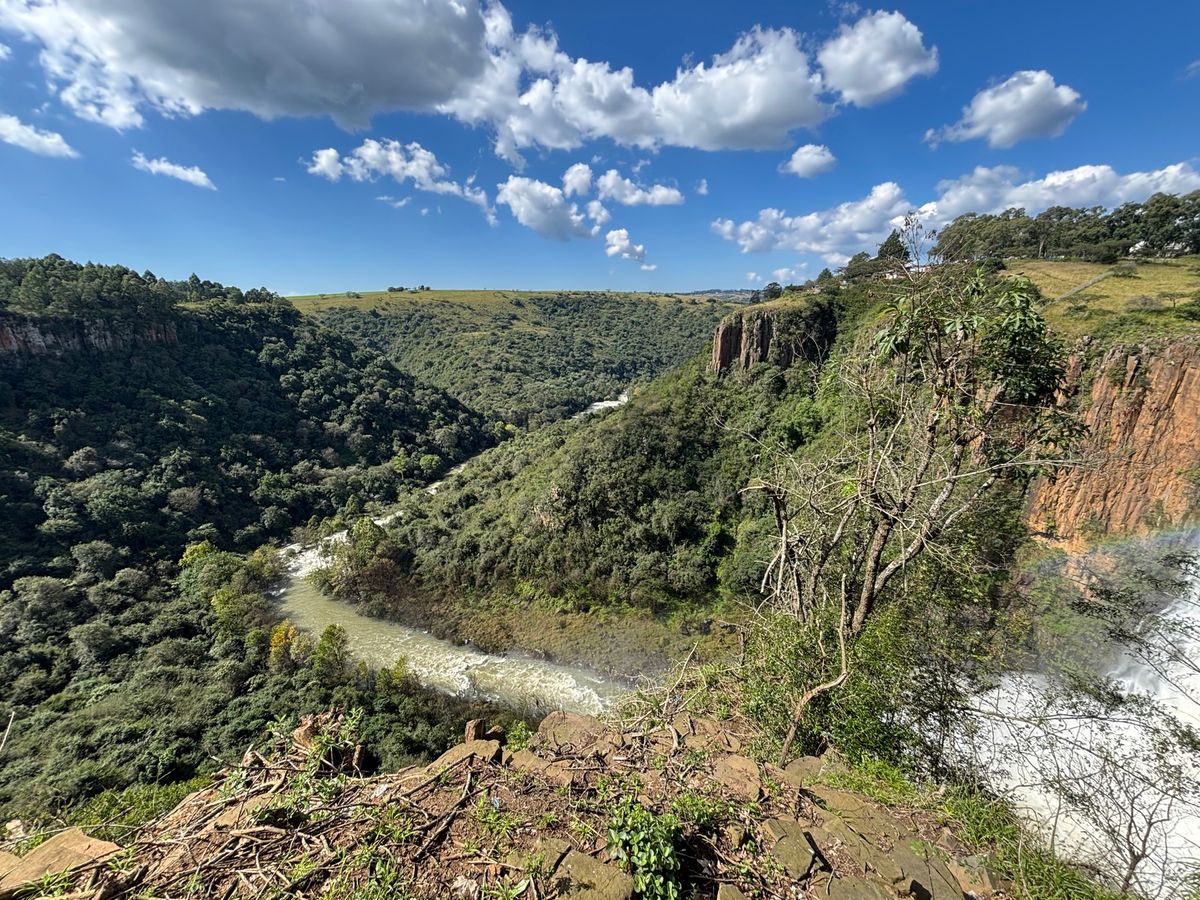 ホーウィックの滝
お土産屋さんもたくさんあり、観光地になってます。
滝は9...