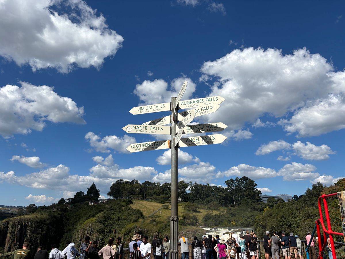 ホーウィックの滝
お土産屋さんもたくさんあり、観光地になってます。
滝は9...