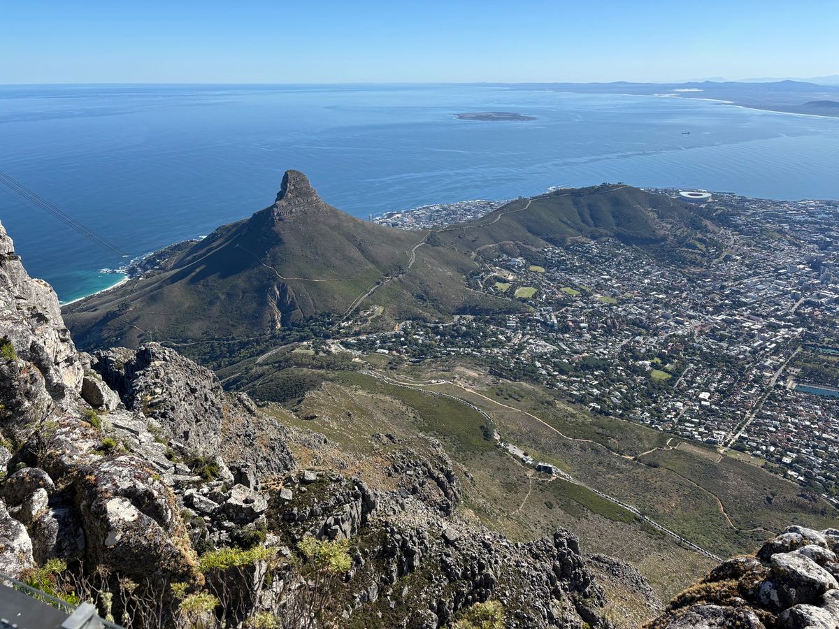 テーブルマウンテンにロープウェイで登りました。頂上からのライオンズヘッドや...