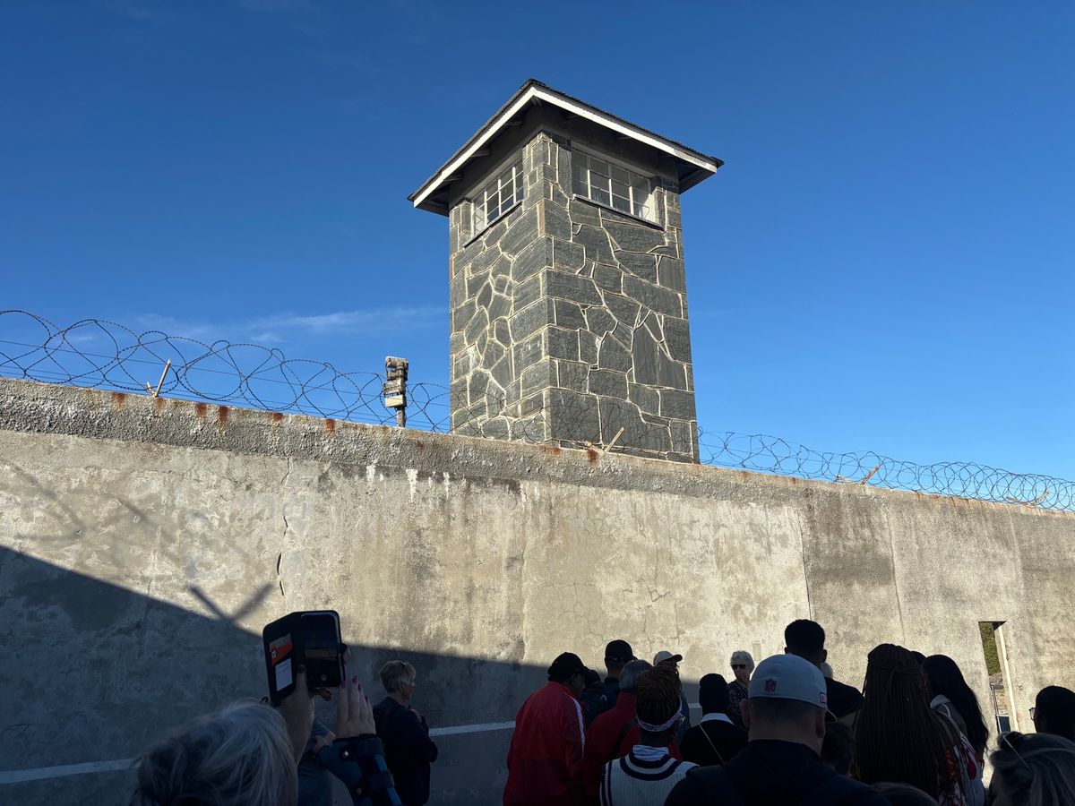 ロベン島にツアーで行きました。事前にネットで13時の船を予約してましたが、...