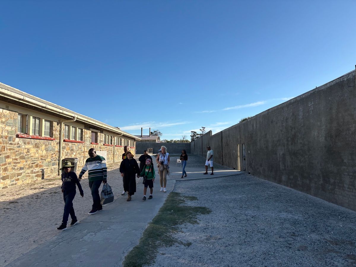 ロベン島にツアーで行きました。事前にネットで13時の船を予約してましたが、...