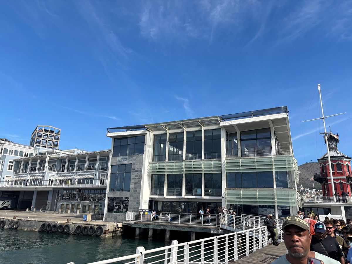 ロベン島にツアーで行きました。事前にネットで13時の船を予約してましたが、...