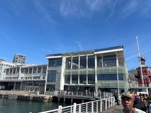 ロベン島にツアーで行きました。事前にネットで13時の船を予約してましたが、...