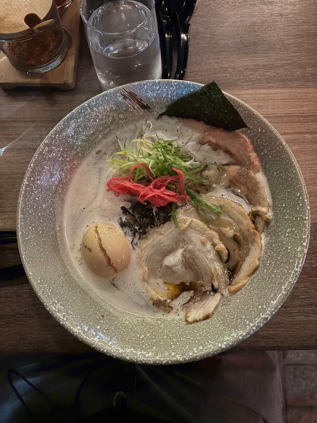 ラーメンヘッドというラーメン屋さんに行きました。とんこつラーメンや味噌ラー...