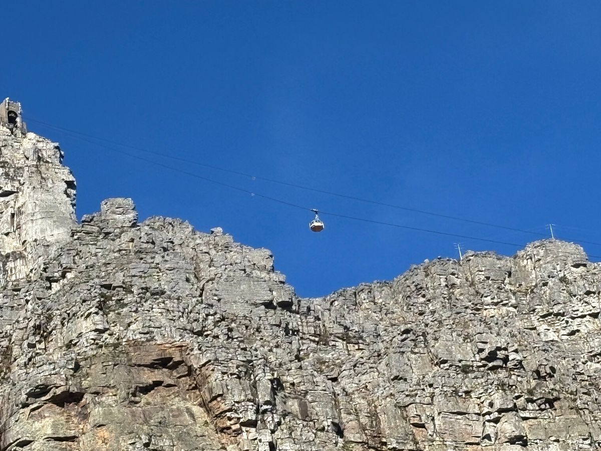 テーブルマウンテンにロープウェイで登りました。頂上からのライオンズヘッドや...