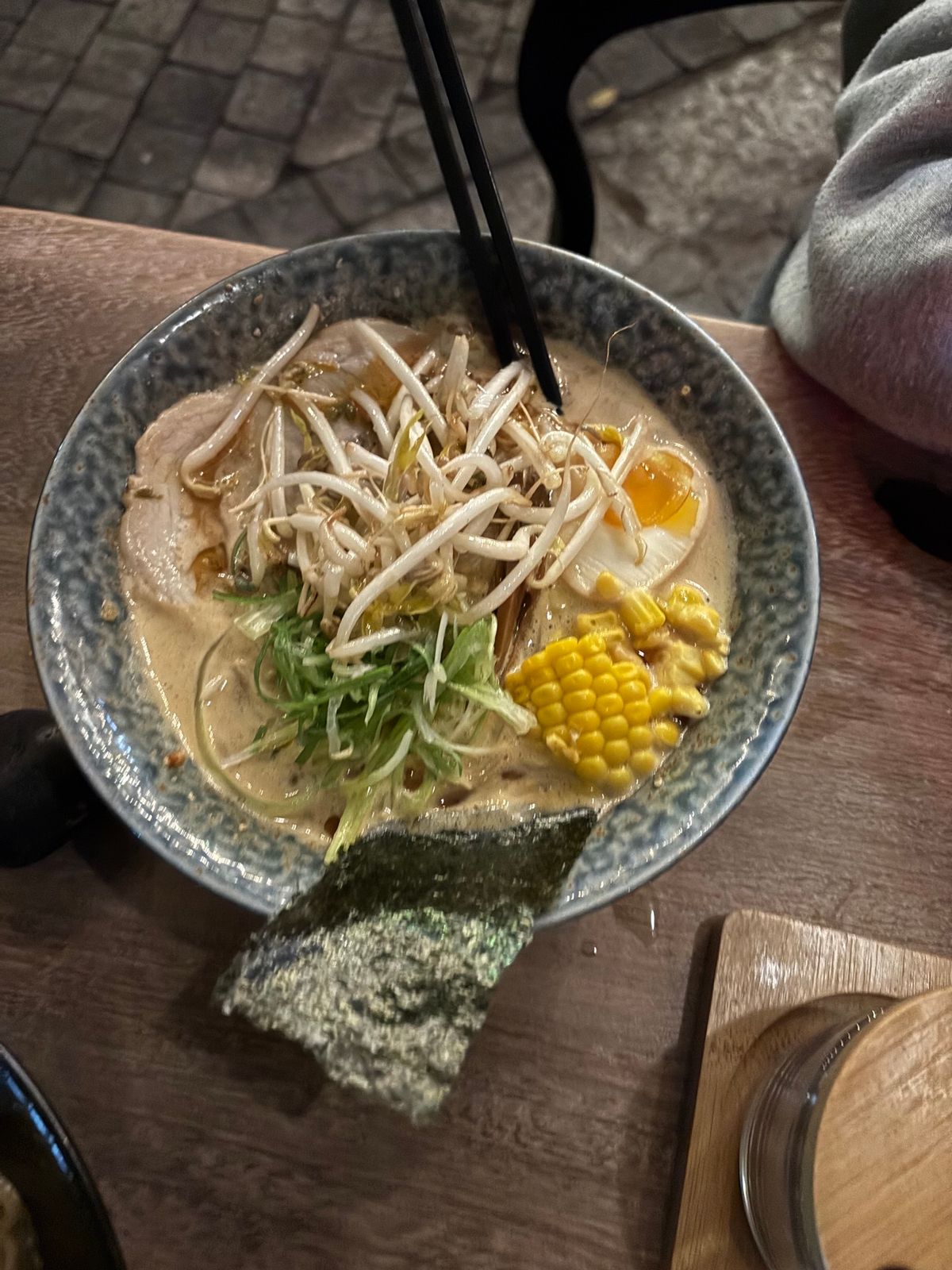 ラーメンヘッドというラーメン屋さんに行きました。とんこつラーメンや味噌ラー...