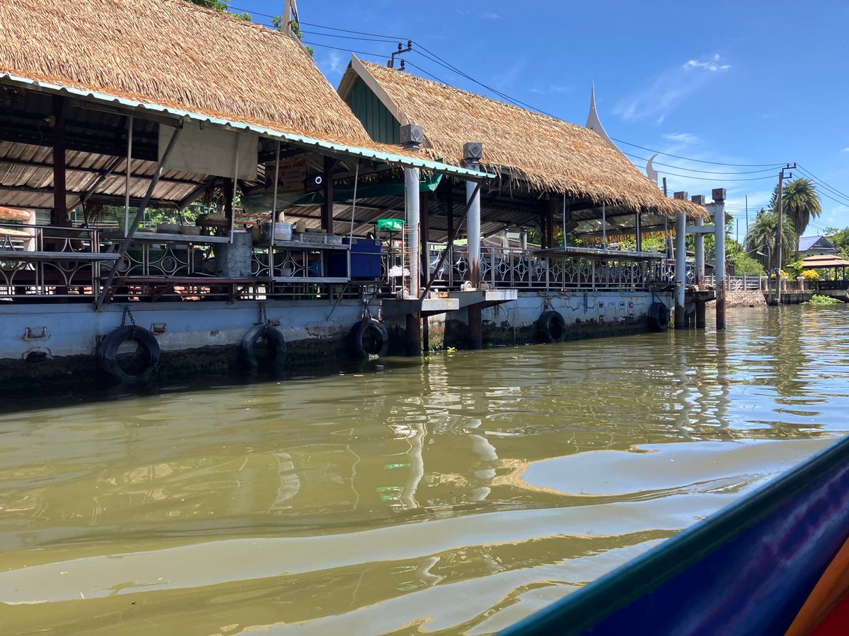 タリンチャン水上マーケット
ローカル市場で観光客は少なめ。
露店も沢山ある...