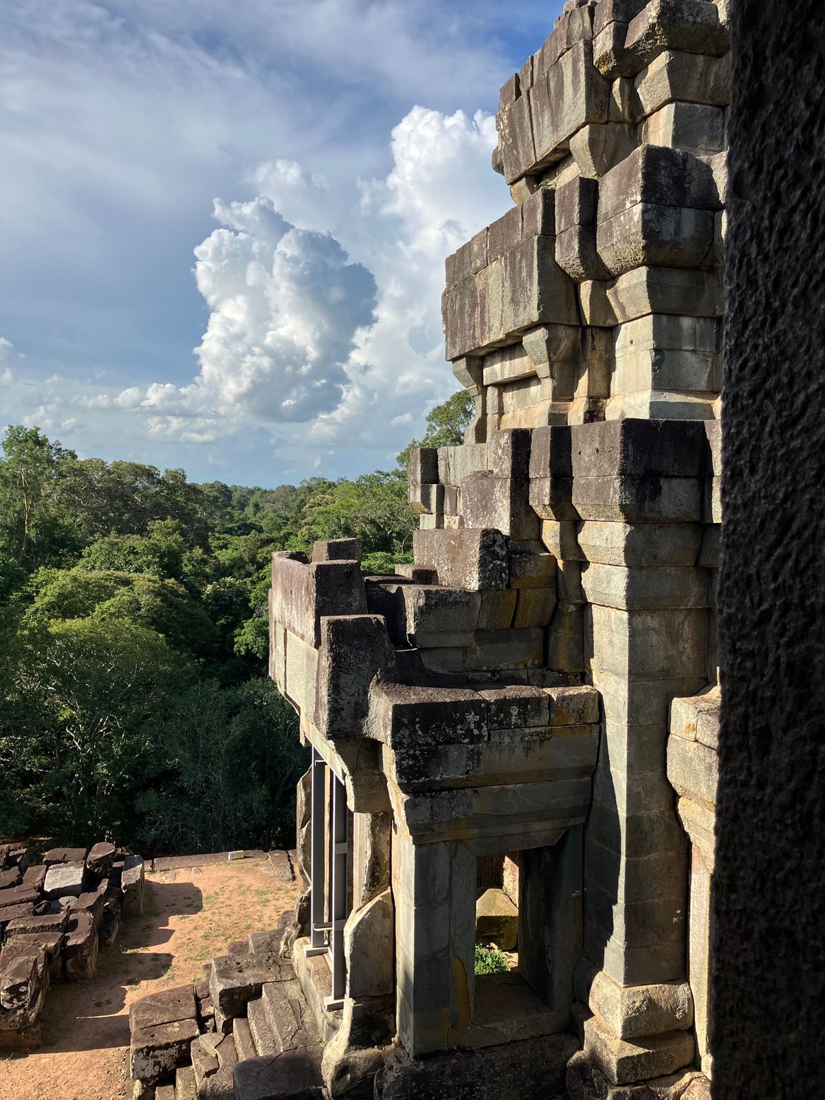 アンコール遺跡群
トゥクトゥクで小回りコースを駆け足で巡る。
夕日を見るツ...