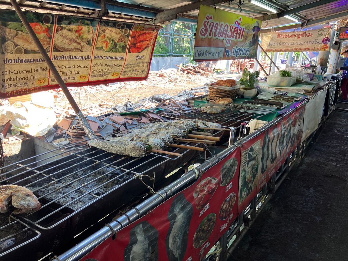 タリンチャン水上マーケット
ローカル市場で観光客は少なめ。
露店も沢山ある...