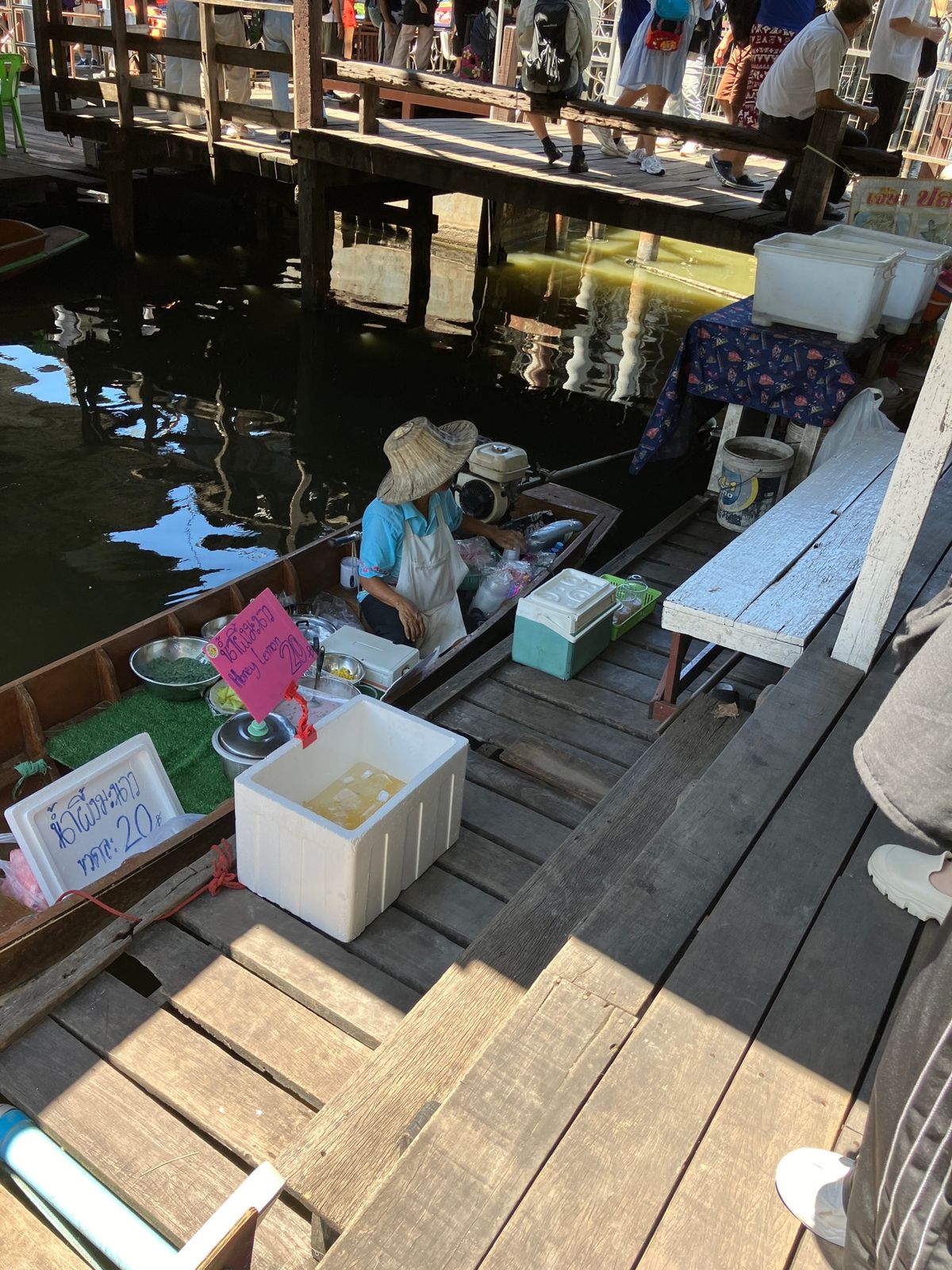 タリンチャン水上マーケット
ローカル市場で観光客は少なめ。
露店も沢山ある...