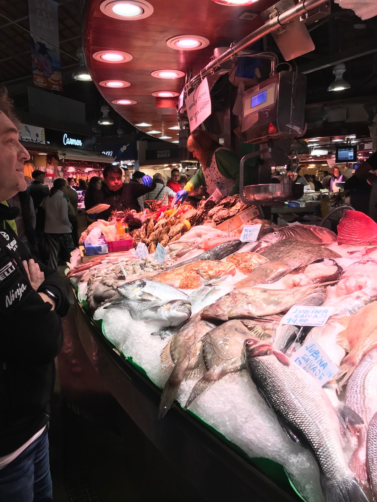 ボケリア市場
スパイス、野菜、魚介、スイーツ
色々なものが売られている。
...