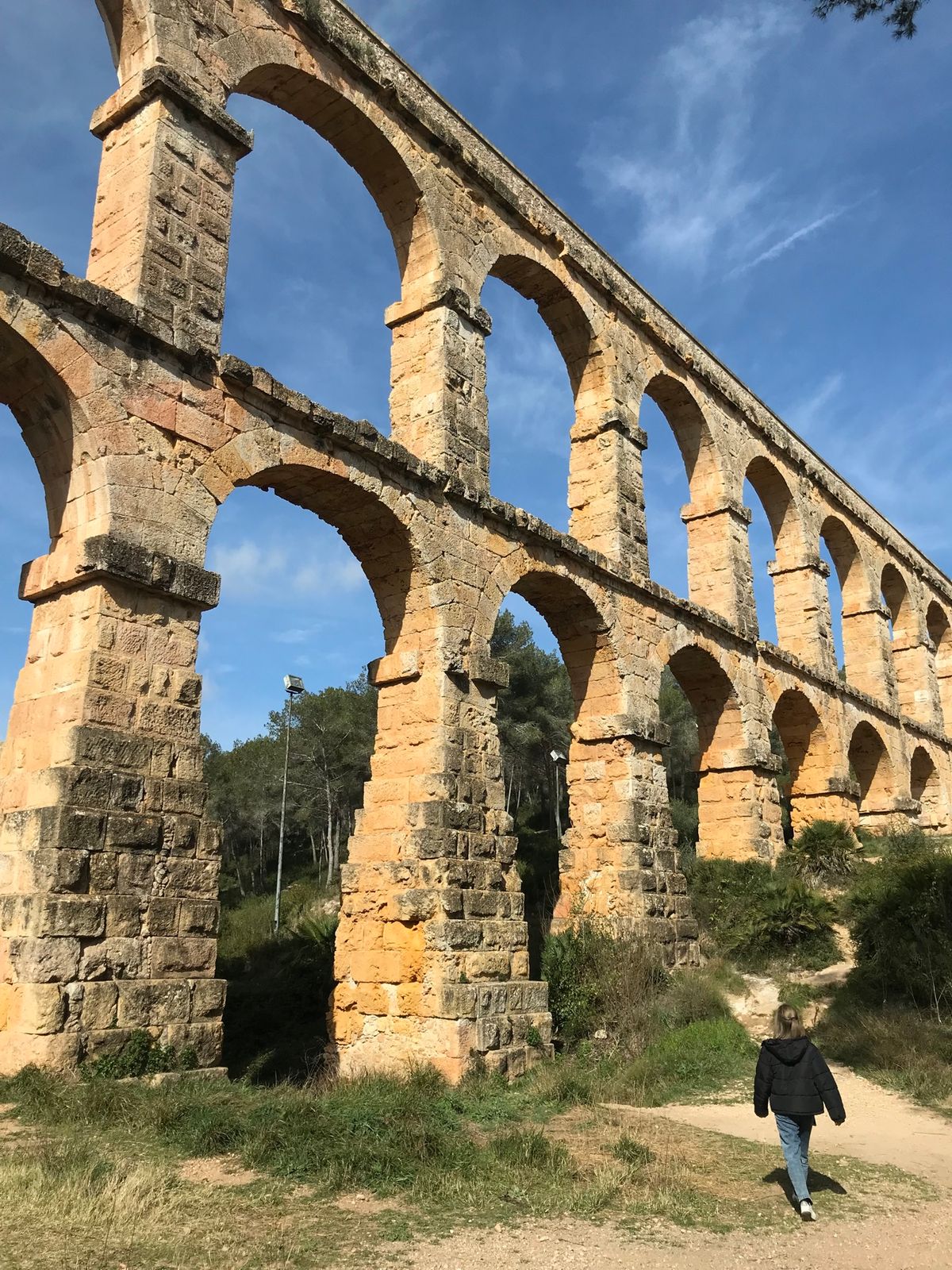 タラゴナ
ローマ時代の水道橋が現存しており、上を歩くことが出来る。
街は城...