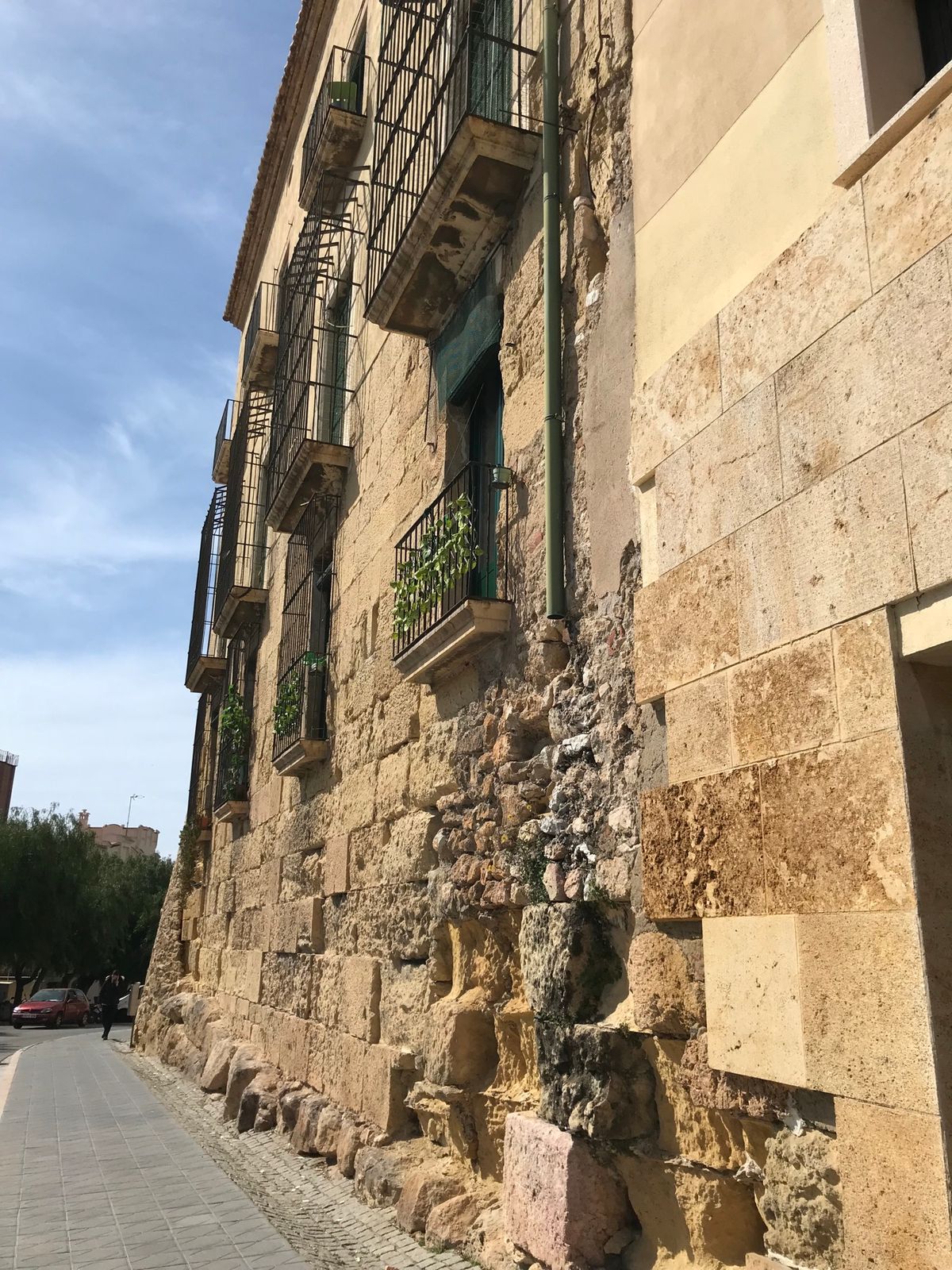 タラゴナ
ローマ時代の水道橋が現存しており、上を歩くことが出来る。
街は城...