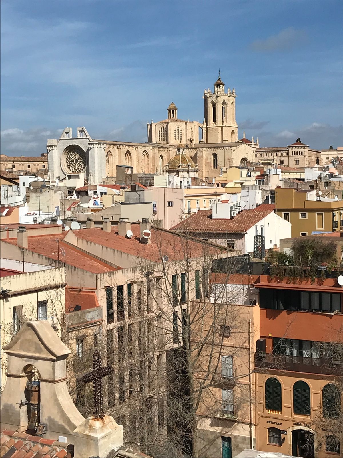 タラゴナ
ローマ時代の水道橋が現存しており、上を歩くことが出来る。
街は城...