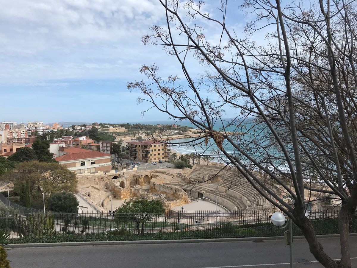 タラゴナ
ローマ時代の水道橋が現存しており、上を歩くことが出来る。
街は城...