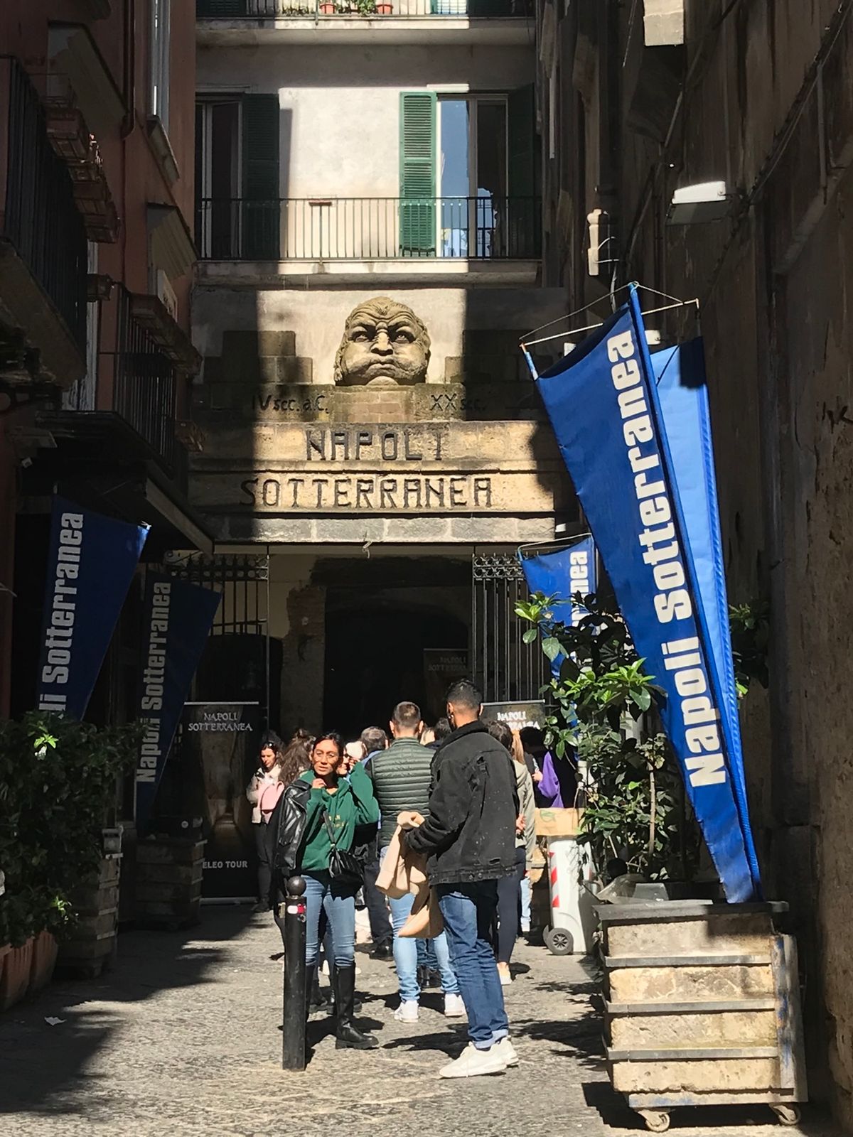 ナポリ地下都市
予約無しでもツアー参加可能。
英語とイタリア語のみ。
1人...