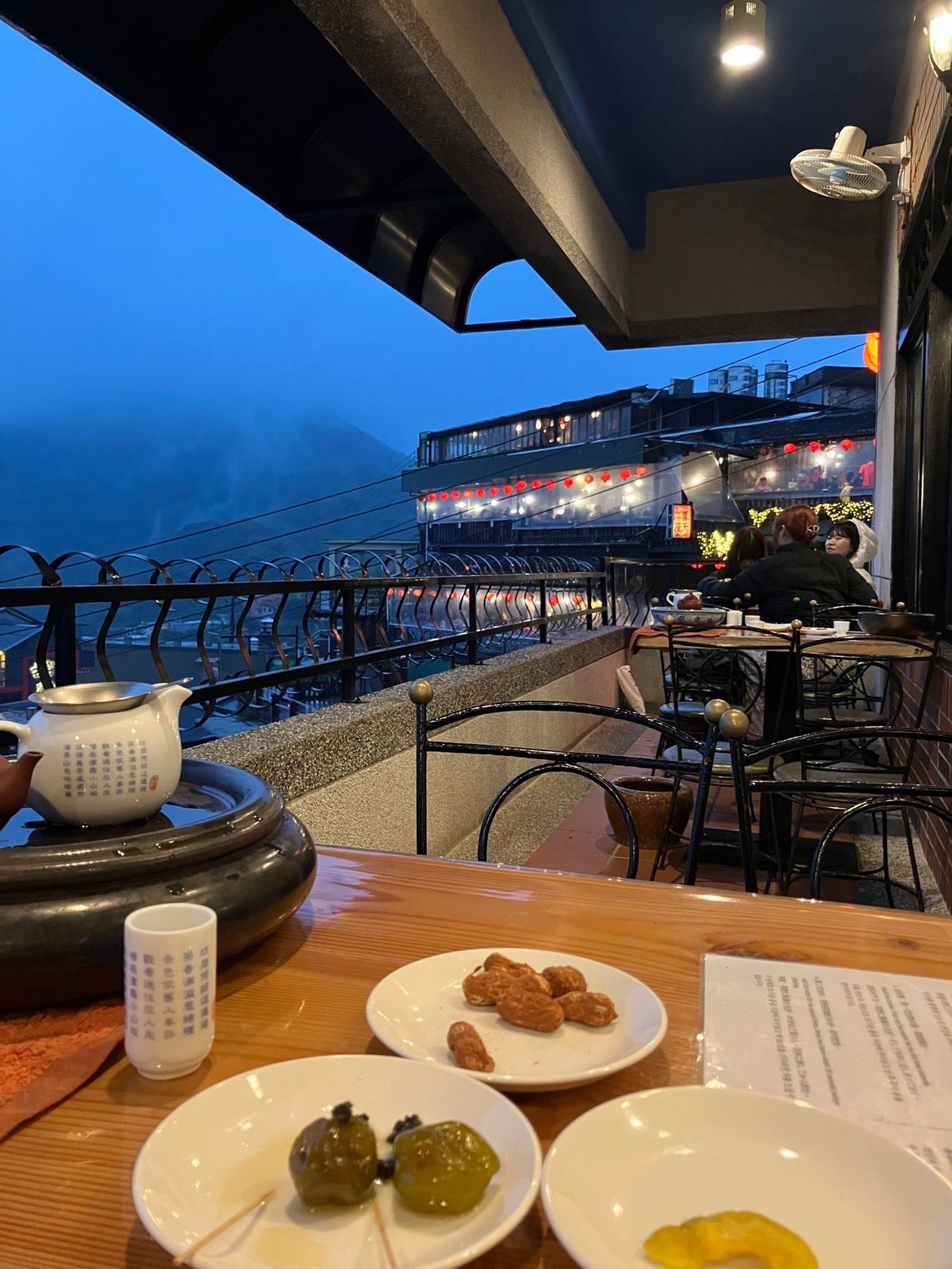 九份
阿姉茶楼を眺められる、海悦楼茶房を予約。
お茶受けのドライグァバにハ...