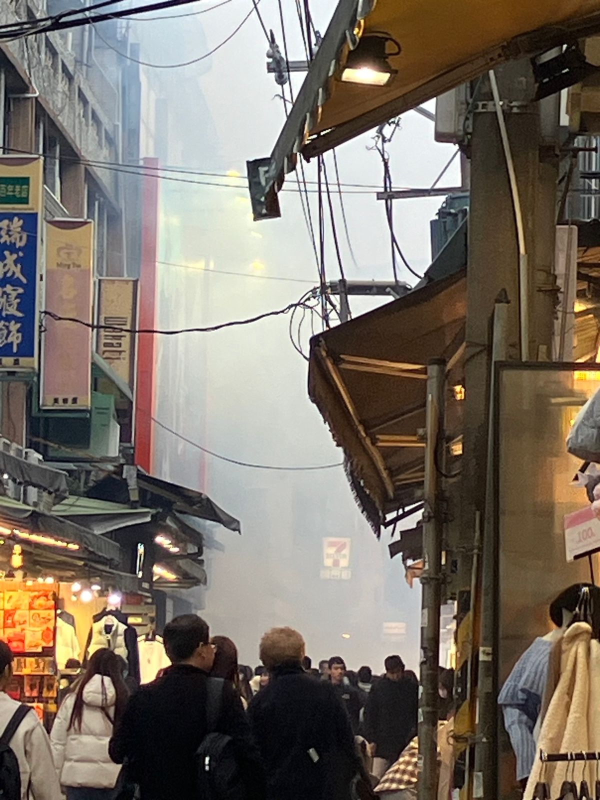 士林市場
突如鳴り響く爆音と、もの凄い白煙。
爆竹だったが、量がおかしい。