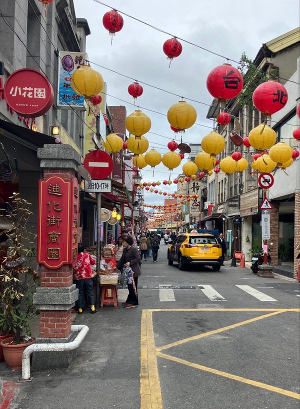 台湾「台北＆九份」の写真：迪化街
古い街並みが素敵。燕の巣の店が沢...