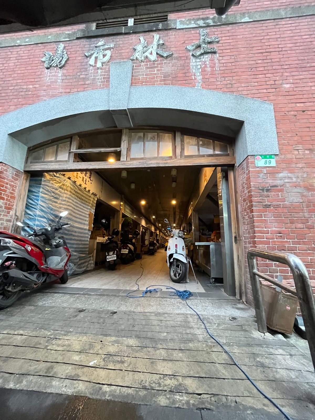 士林市場
突如鳴り響く爆音と、もの凄い白煙。
爆竹だったが、量がおかしい。