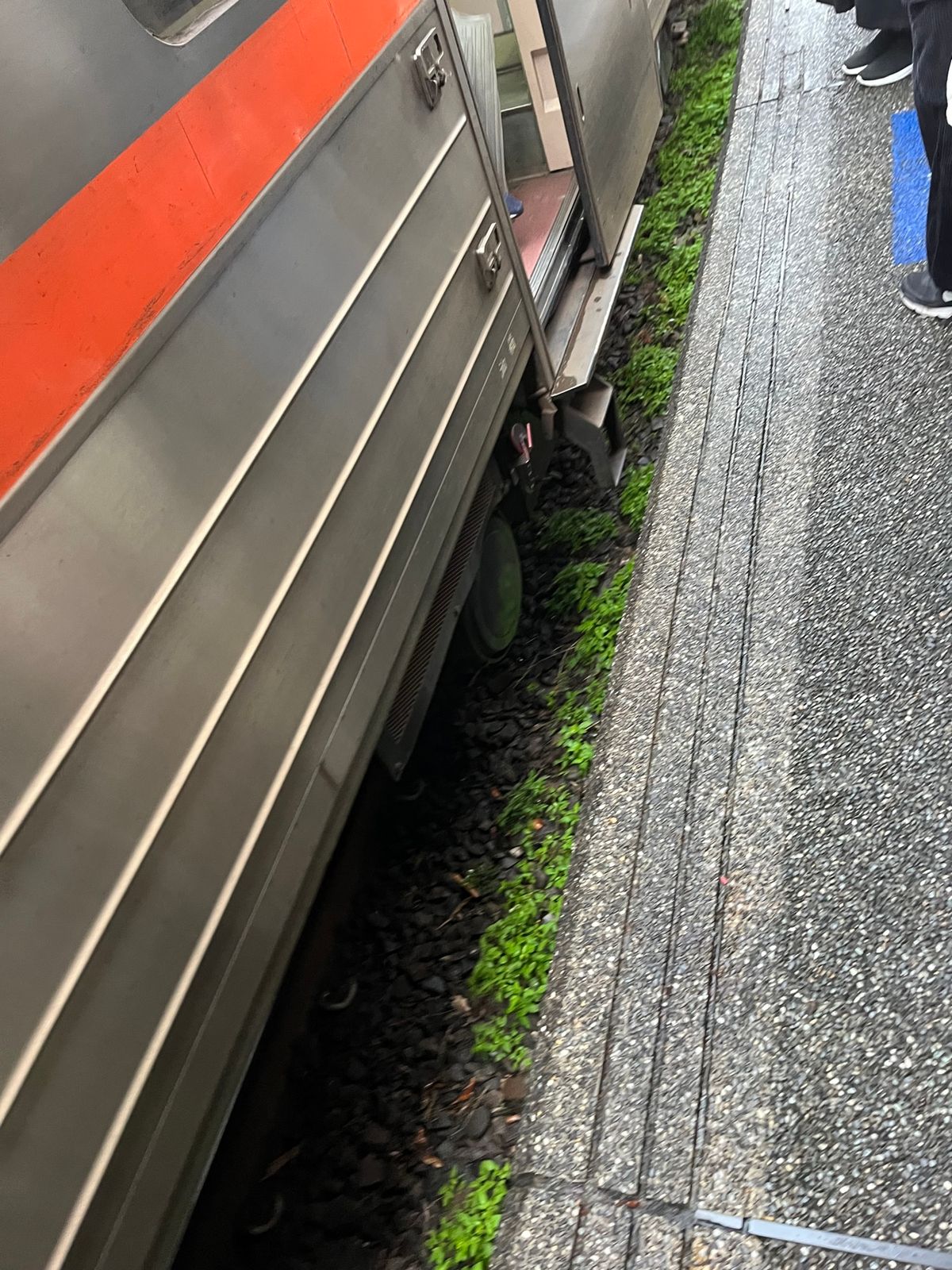 十分
名物のランタン飛ばしは、よその人のを見て満足。
きわきわを列車が通る...