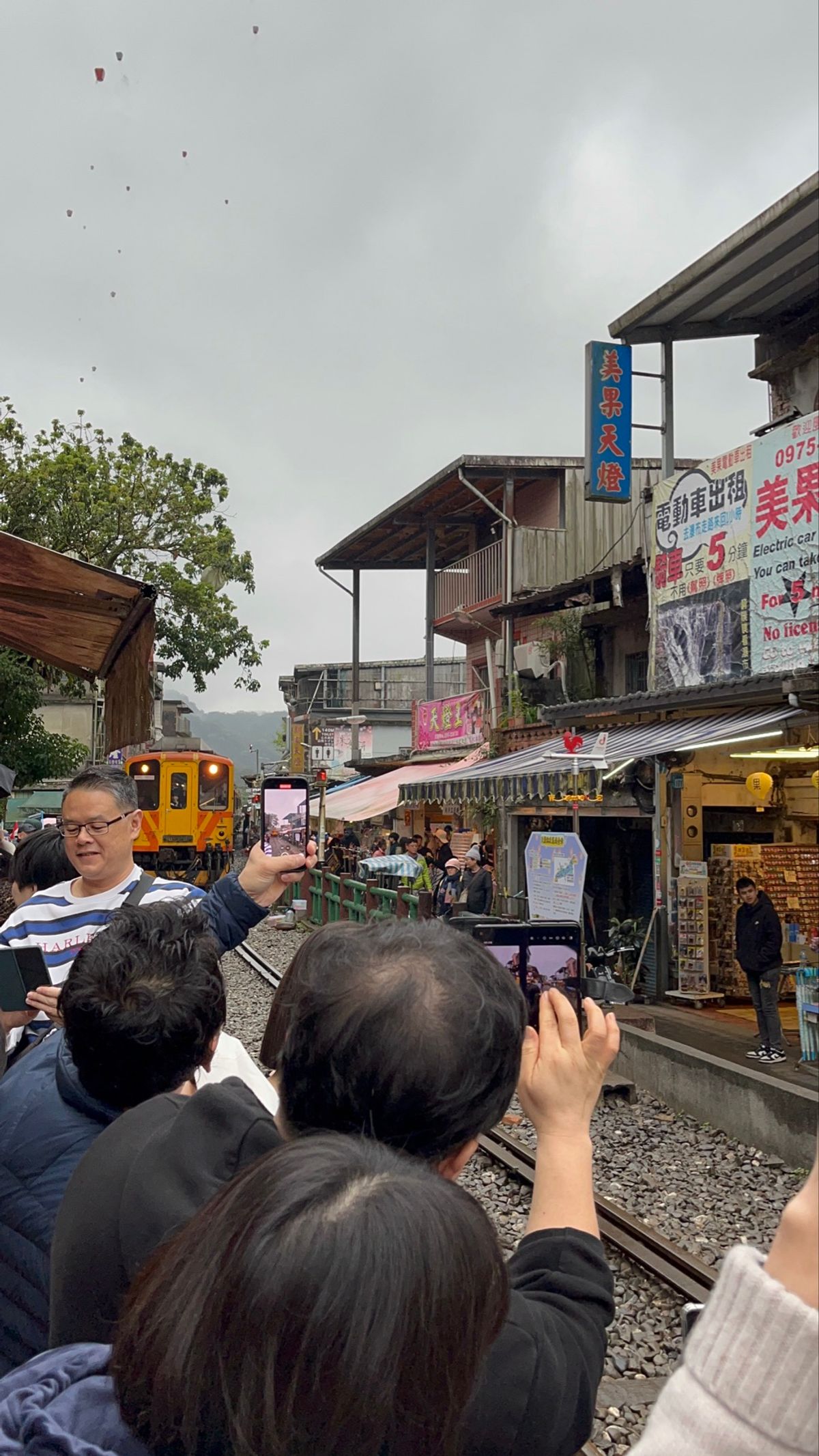 十分
名物のランタン飛ばしは、よその人のを見て満足。
きわきわを列車が通る...